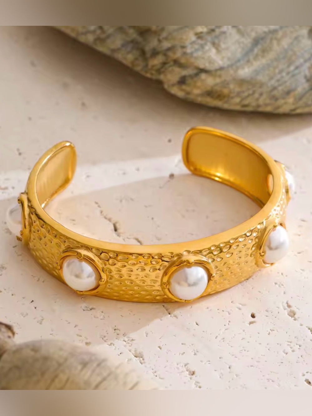 Vintage 18K Gold Color Stainless Steel Round Hammer Patterned Bracelet - Picture 3 of 4